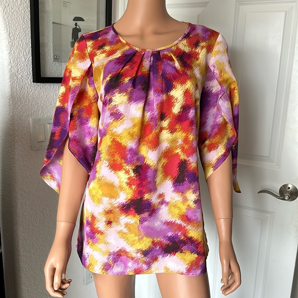 NWOT NUE OPTIONS MULTICOLOR BLOUSE. Size S. Purple/Gold/Red/Pink splashes.